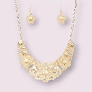 Vintage Paparazzi Gold Necklace with Floral Design